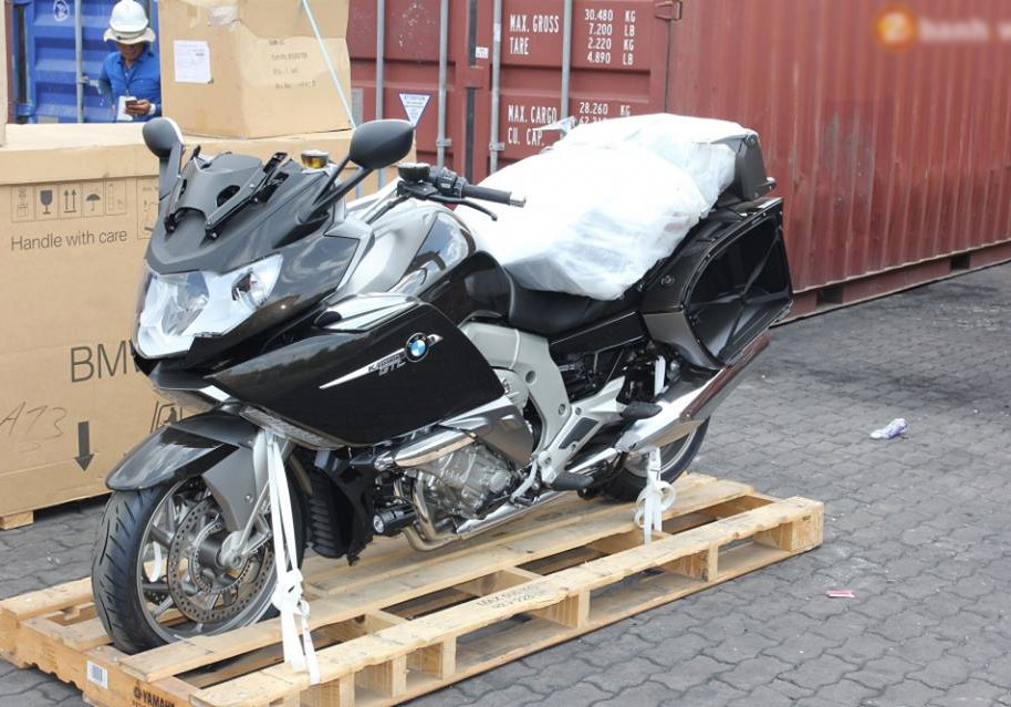 Siêu môtô  BMW K1600 GTL 2016 phiên bản Exclusive vừa về Việt Nam đã có theo “đại gia” tại miền Bắc. Chiếc môtô siêu sang được trang bị những chức năng cao cấp vốn chỉ có trên xe hơi đắt tiền.